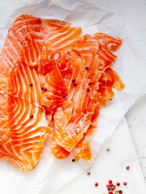 Lohi graavautuu jääkaapissa parissa vuorokaudessa. Lopputulos on ihanan pehmeä ja juuri niin suolainen kuin itse toivot.