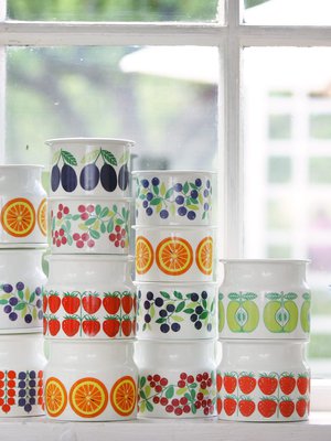 Raija Uosikkisen astiat piristävät kesäpöytiä. Kuva Jenni-Justiina Niemi