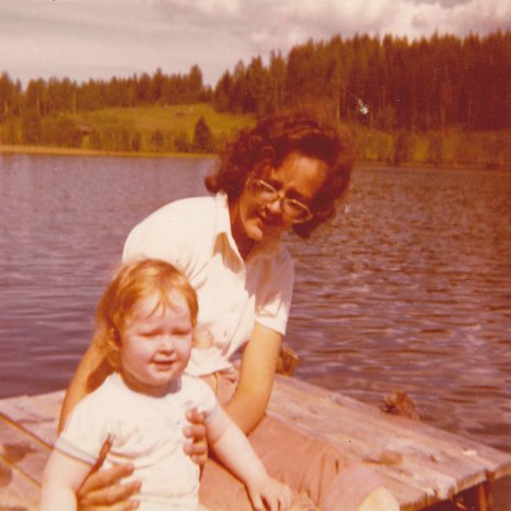 Graafikko Anu Salo kiittää Taina-äitiään: "Kiitos äiti siitä, että olet aina uskonut minuun, etkä ole kyseenalaistanut valintojani." Kuva on otettu Simpeleellä vuonna 1972.