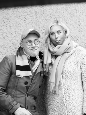 Anne Kukkohovi on 51-vuotias juontaja ja yrittäjä, joka tuli tunnetuksi mallina. Hänen veljensä Jari Laaksonen on 59-vuotias markkinointialan ammattilainen. ”Ei ole mitään, mitä Jari ei minusta tietäisi. Hän voi vaikka katsella, kun puristelen finnejäni”, Anne kertoo.