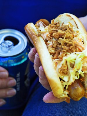 Suven sankarit valvovat melkein koko yöttömän yön. Saunan päälle on mahtava nauttia jotain yksinkertaista hyvää eli hodareita!