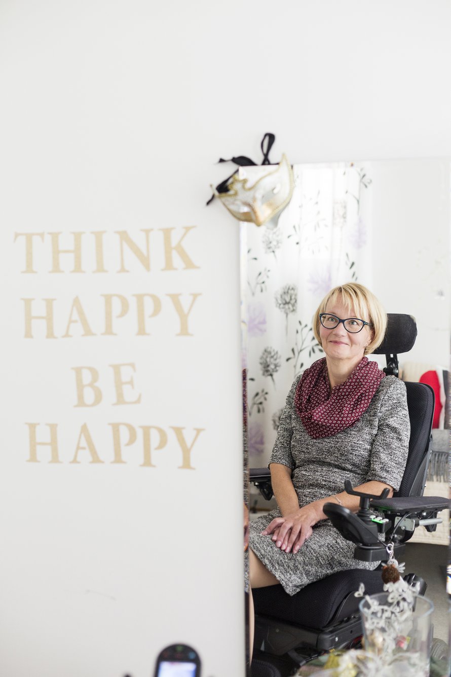 Sari Kvist, 54, on eläkkeellä oleva assistentti, joka asuu Oulussa. Hänellä on kaksi lasta ja yksi lapsenlapsi. Sari pitää ihmisistä, jotka eivät lässytä, ja kauniista korkokengistä.