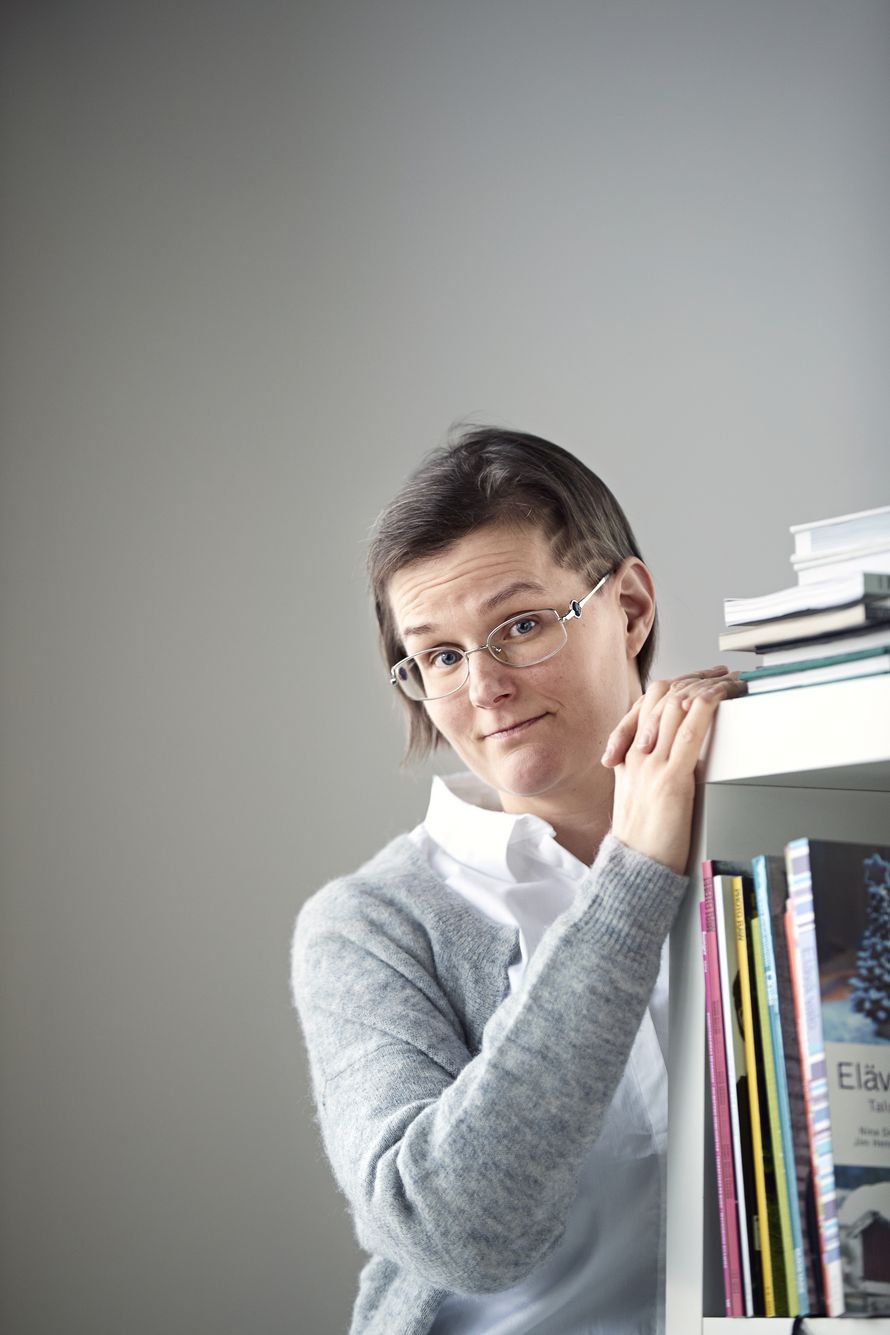 Anna Krogerus on kirjailija, dramaturgi ja neljän lapsen äiti.
