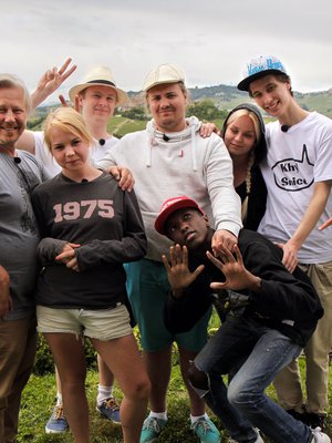 Jyrki Sukula opettaa nuoret kokin tavoille.