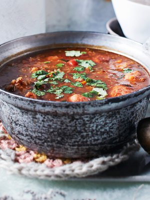 Tässä minestronessa pastan korvaa terveellinen kvinoa.