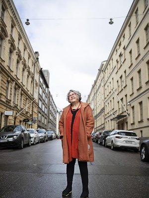 Irja Askola ei koskaan työurallaan uupunut stressiin eikä kiireeseen. ”Mutta kiireettömyyteen minä väsyin. Vasta nyt osaan nauttia siitä.”