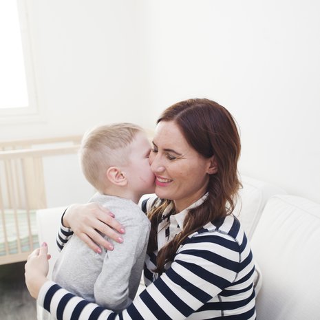 Nelivuotiaaksi asti Niilo oli täysin puhumaton. Nyt puhe sujuu ja sitä riittää. ”Molemmilla pojillani on puheen kehityksen viivästymä. Siksi rutiinit ovat perheessämme tärkeitä, niistä ei lipsuta”, Eeva sanoo.