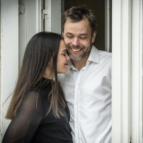 Ville Rannan ja Rebekka Naatuksen uusperheessä on neljä lasta. Kun kaksi vanhinta muutti pois kotoa, 14 vuotta yhdessä olleet Ville ja Rebekka saivat enemmän pariskunta-aikaa.  "Kymmenen vuotta minulla on ollut sellainen olo, että haluaisin olla Rebekan kanssa enemmän. Olen onnessani, että vihdoin saan olla", Ville sanoo.