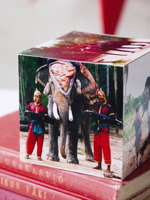 Ensin tehdään pahvikuutio. Sitten valitaan valokuvat!