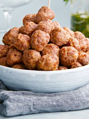 Ruotsalaiset lihapullat maistuvat myös jäähtyneinä. Maun salaisuutena on ripaus sokeria ja valkopippuria sekä nopea kypsennys tulikuumassa uunissa.