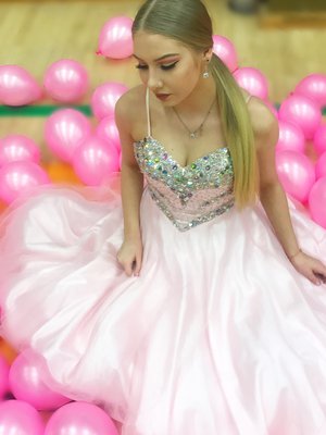 Parhaina päivinä elämä näyttää vaaleanpunaiselta. Alissa Mettälä vanhojentansseissa Nokian palloiluhallilla helmikuussa 2018.