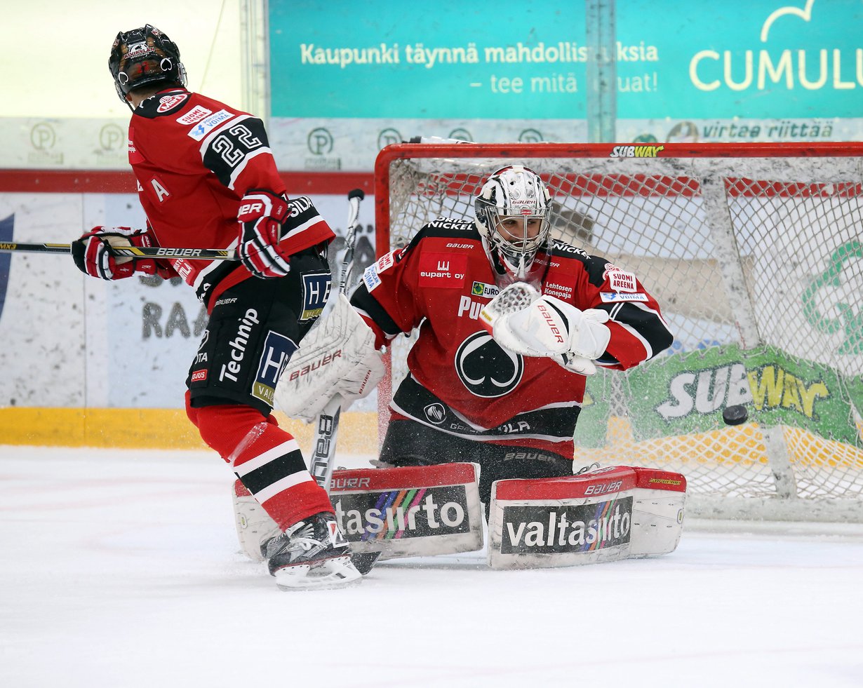 Nyt finaalissa pelaava HIFK kohtasi Ässät Porissa tammikuussa. Maalissa pelasi silloin Andreas Bernard. Ässien maalilaulu on Patasydän.