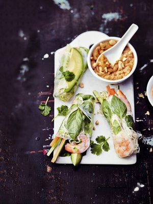 Kesärullat ovat mainiota illanistujaisruokaa: pilko kasvikset valmiiksi ja anna syöjien koota omat rullansa.