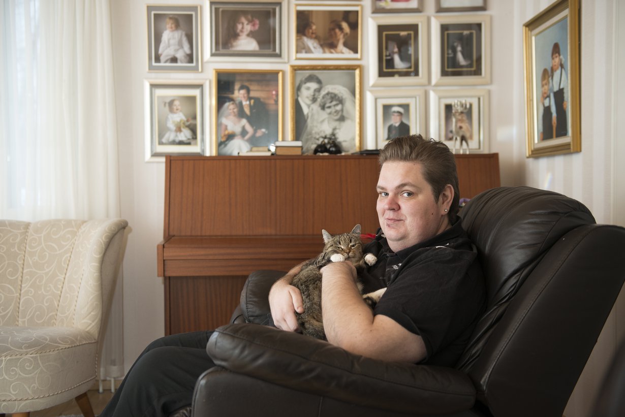 Puhelinmyyjä Tuomo Paasovaara, 34, asuu lapsuudenkodissaan Oulussa ja rakastaa kaikkea kaunista.