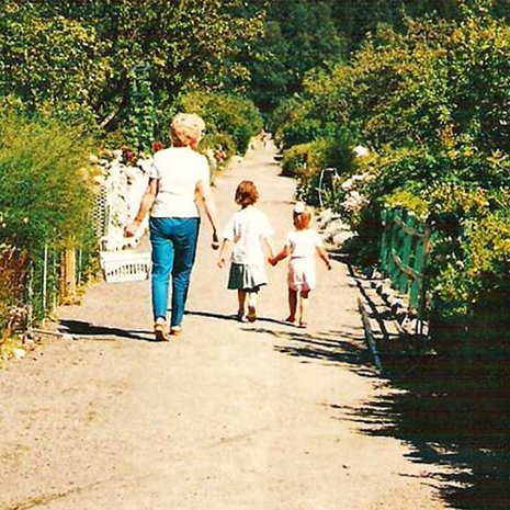 Siirtolapuutarhan polulla otetun lapsuuskuvan jälkeen Anna ja Seidi ovat venyneet ohi Helena-mummosta.