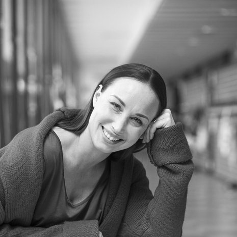 Niina Backman kuuli kälynsä Elina Backmanin esikoisteoksen kustannussopimuksesta ensimmäisten joukossa. ”Elina näytti minusta jo teini-iässä tyypiltä, joka onnistuu kaikessa, mitä tekee.”