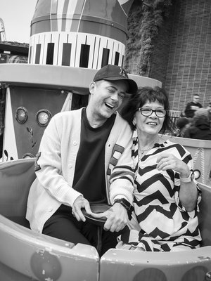 Reissu Linnanmäelle oli Nikon lapsuudessa hänen ja Outi-äidin jokakesäinen perinne. Huvipuiston pyörteissä murheet unohtuivat hetkeksi.