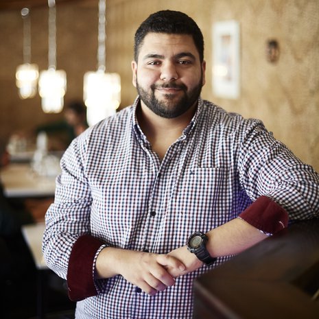"Kun tarvitsen elämässä neuvoja, kysyn isältä. Hän on kokenut kovia ja tuntee minut parhaiten", Ahoura Houshagi sanoo. Hän työskentelee perheen Persian Ravintolassa Espoossa.