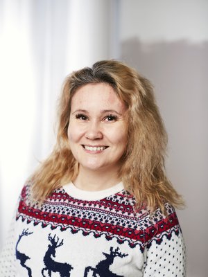 35-vuotias Sanna Saastamoinen asuu Haapavedellä ja opiskelee media-assistentiksi Kokkolassa. Hän toivoi KK:n muuttumisleikistä apua erityisesti hiuksiin, iholle ja huuliin.