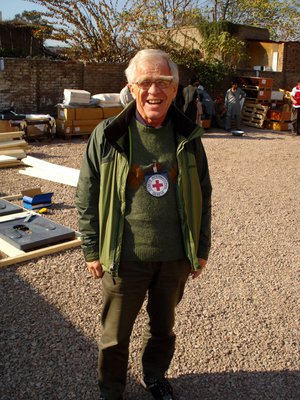 Sotakirurgiaan erikoistunut lääkäri Jorma Salmela, 75, jäi eläkkeelle Kuopion keskussairaalasta 2004. Hän on toiminut Punaisen Ristin avustustyöntekijänä sota- ja katastrofialueilla vuodesta 1982. Hänellä on kaksi aikuista lasta.