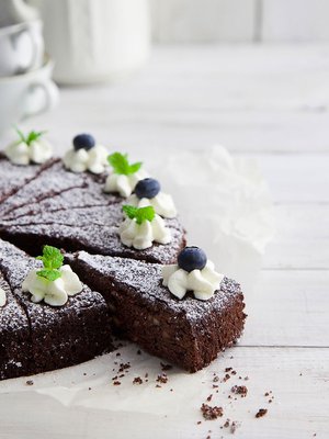 Pähkinöillä ja minttusuklaalla rikastettu mutakakku on parhaimmillaan seuraavana päivänä.