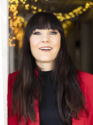 Mira Luodissa on kaksi puolta: valoisa ja murehtija. ”Saan itseni syövereihin, jos mietin jotain ikävää.” 