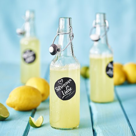 Jos  juoman kulutus on suurta, tee tupla- tai tripla-annos sitruunatiivistettä. Se säilyy suljetussa pullossa jääkaapissa nelisen päivää.