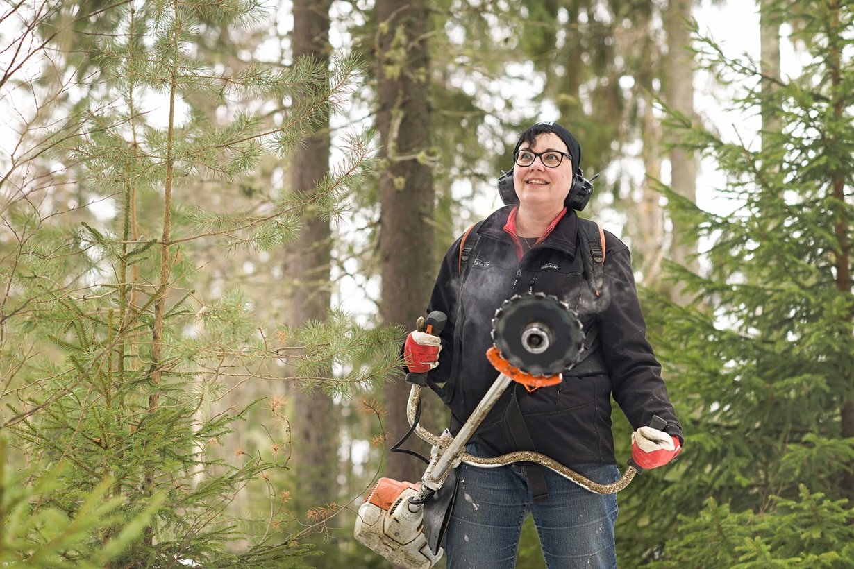 Maarit Talvitie, 53, on myymäläassistentti ja asuu Ilmajoella. Metsätyöt Maarit tekee Isossakyrössä. Raivaussaha omissa käsissä on Maaritin toteutunut haave.