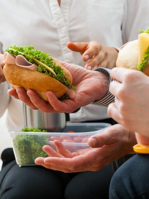 Eväiden syöminen voi olla työpaikallakin ihan miellyttävä ja sosiaalinen tapahtuma.