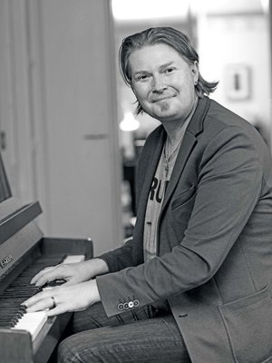 "Pystyimme isän kanssa puhumaan erostani vasta myöhemmin", Demokraatti-lehden päätoimittaja Mikko Salmi kertoo.