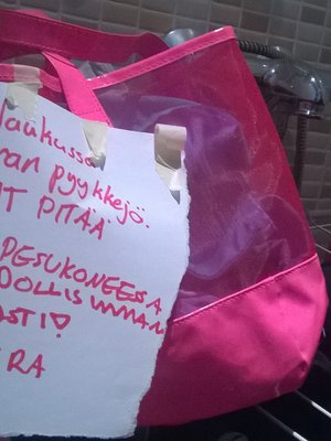 Lapsi anoo itselleen puhtaita sukkia. 