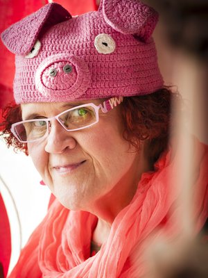 Vanginvartija ja kaupunginvaltuutettu Kylli Kylliäinen asuu Hämeenlinnassa yksin. Seuraa pitävät sadat pehmo- ja koristepossut. 