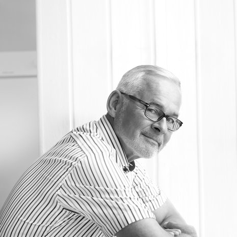 Urpo Kangas on 63-vuotias Helsingin yliopiston siviilioikeuden professori, joka  tuhlaa mieluiten kirjoihin ja hyvään punaviiniin. Kahdelle tyttärelleen hän on vihjannut, että mammuttiperinnöstä on turha uneksia.