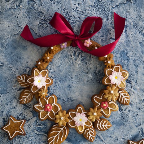 Anna kaikkien piparien kukkia. Kranssiinkin voi leipoa monenlaisia muotoja.