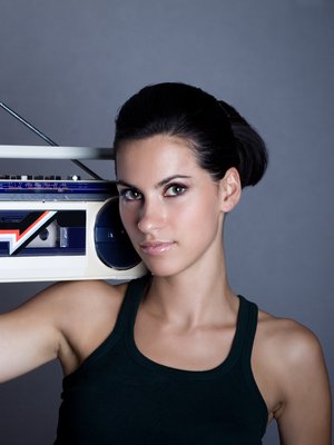 Salaperäiset silmät, nypityt kulmat ja huulikiiltoa – täydellinen paluu ysärille!