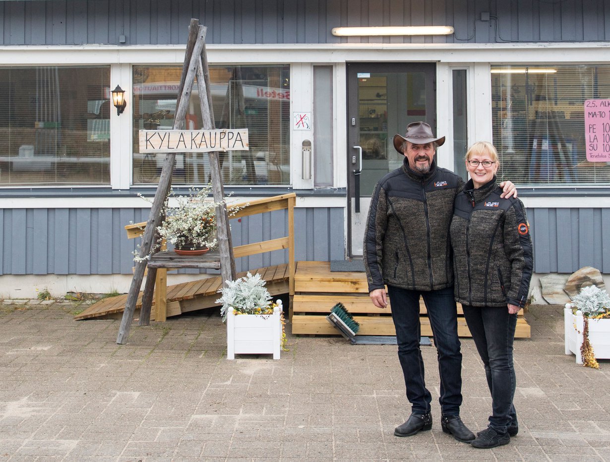 Kalle on kyläkaupan yleismies Jantunen ja vastuussa rauta- ja sekatavarapuolesta sekä polttoainemyynnistä. Tarja hoitaa elintarvike- ja taloustavarakaupan.