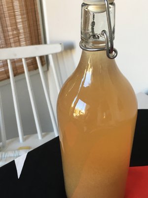 Höyryttämällä valmistettu mehu on valmista juotavaksi.