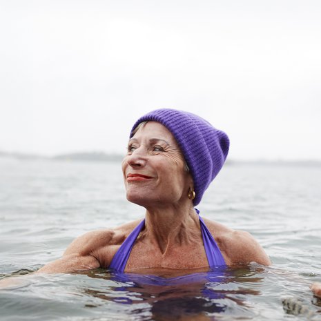 Ulla-Maija aloitti avantouinnin 30 vuotta sitten. ”Ensimmäisellä kerralla oli parinkymmenen asteen pakkanen. Jäin kerrasta koukkuun.”