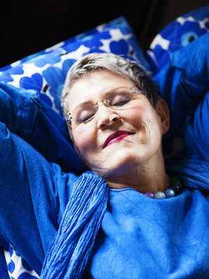 Kuvataiteilija Marleena Ansio, 68, asuu miehensä Oivan kanssa Tuusulassa. Hänellä on aikuinen poika ja kaksi lapsenlasta. Hän on julkaissut  30 runo- ja aforismikirjaa ja kuvittanut yli 3 000 postikorttia. Heebenin sininen mekko on kotimainen.