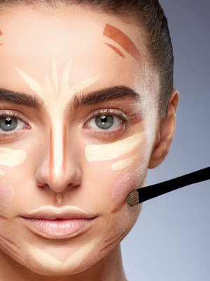 Tässä ei tehdä sotamaalausta vaan contouring-meikkiä.