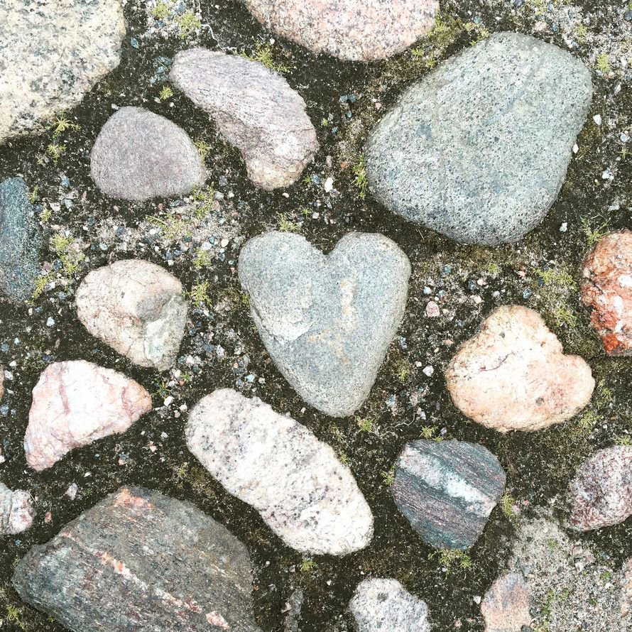 Viivi bongasi sydämen muotoisen kiven kesälomareissullaan.