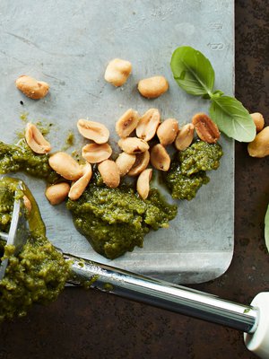 Hyödynnä pestossa ruukkupersilja, tilli, rukola ja jopa pinaatti. 