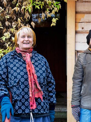 Inkeri Aula, Ville Korpelainen, Kuisma ja Anni (vas.) muuttivat unelmiensa kotiin kaksi vuotta sitten. Rita Kreivillä on vanhalla kyläkoululla sekä vilskettä että omaa rauhaa. Hanna Viinamäki ja Markus Lahti asuvat Markuksen rakentamassa hirsitalossa. 