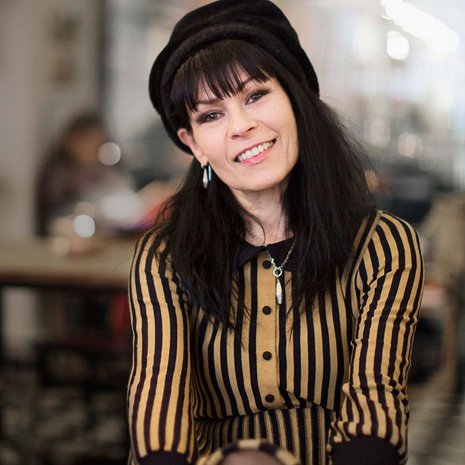 Aija Puurtinen on Honey B and the T-bones -yhtyeen laulaja, musiikin tohtori ja Sibelius-Akatemian pop-jazz-laulun lehtori.