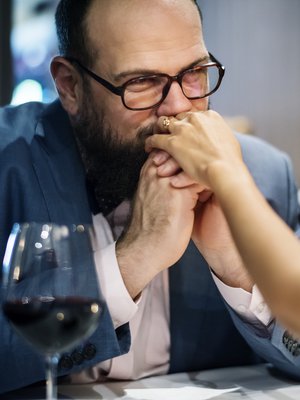 Ihan kohta sanon, ihan kohta sanon, ihan kohta sanon.... Yy-kaa-koo ja nyt lähtee: ”Mää rakastan sua.”