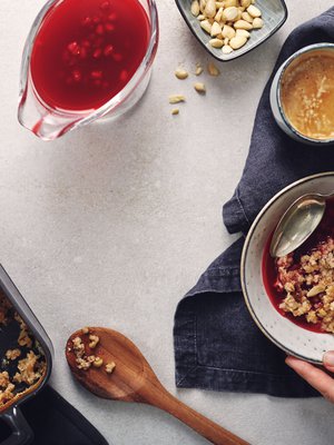 Päivän tärkeät marjat ja pähkinät on kätevä popsia puurossa.