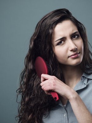 Kiharaa tukkaa pitää harjata varoen ja mielellään harvapiikkisellä kammalla. 