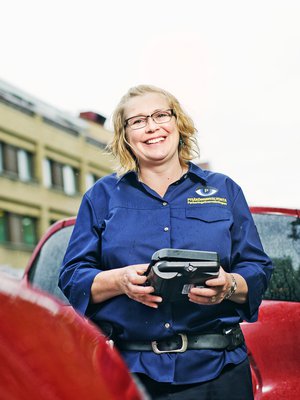 Pysäköinnintarkastaja Tiina Salonen nauttii ulkotyöstä. Työpäivän aikana hän kävelee 15 kilometriä.