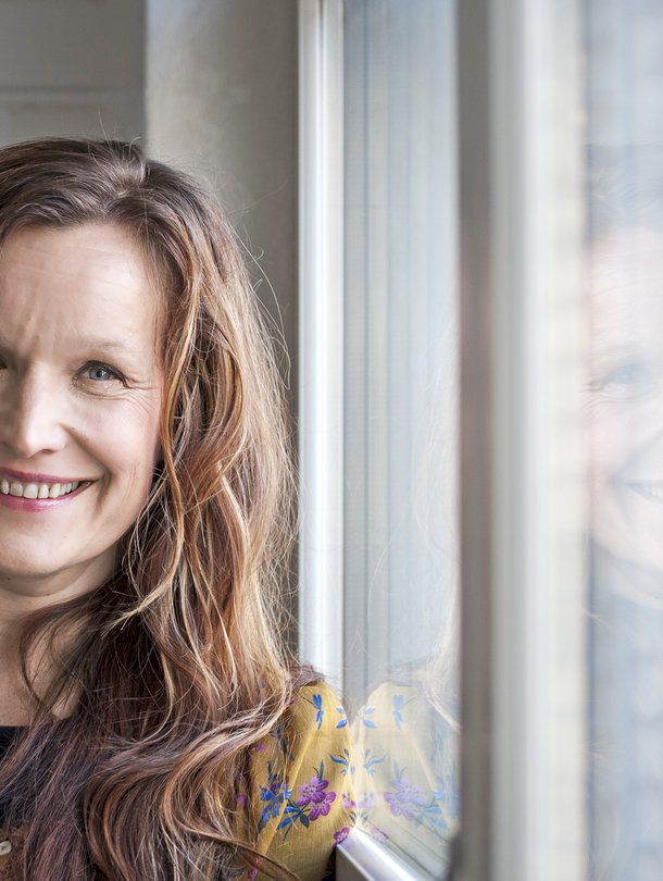 Ohjaaja Johanna Vuoksenmaan uusin ohjaus on Viikossa aikuiseksi. Hän on myös tehnyt sen käsikirjoituksen. 