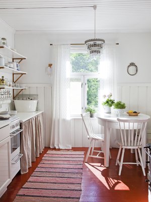 Keittiö oli aluksi maalattu lattiasta kattoon punaiseksi. Kirsi maalasi seinät valkoiseksi ja vaihtoi seinäkaapit avohyllyihin. Räsymatto löytyi ullakolta.